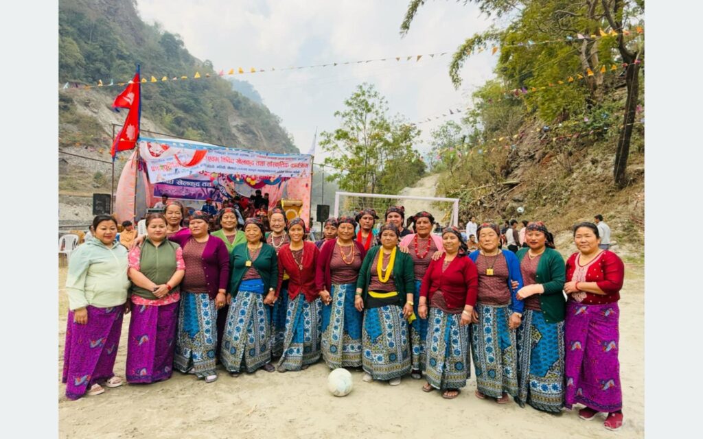 जब आमाहरु लुङ्गी, चोलो,  कुर्तासुरुवाल लगाएर फुटबल मैदानमा उत्रिए …..