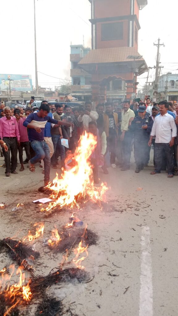 गौरका मेयर र सांसद अमरेशबीच वाकयुद्धः सिंहको पुतला दहन