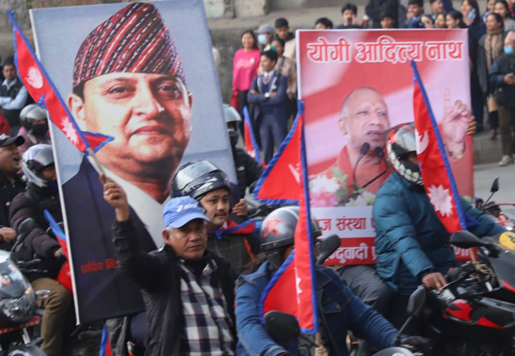 पूर्वराजाको स्वागतमा उत्तरप्रदेशका मुख्यमन्त्री आदित्यनाथको तस्वीर