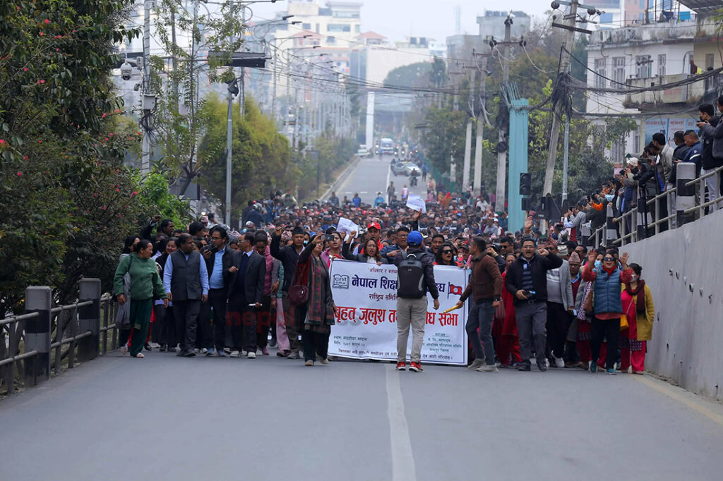 चैत ६ सम्म शिक्षकहरूले  सबै पार्टी कार्यालयमा धर्ना  दिने 