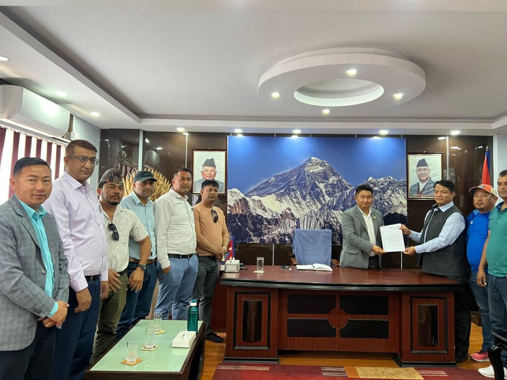 बागमती प्रदेश निर्माण व्यवसायी महासंघद्वारा १० बुँदे मागपत्रसहित मुख्यमन्त्री कार्यालयमा निवेदन