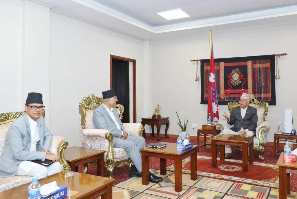 अर्थ मन्त्रीले गराए राष्ट्रपतिलाई बजेटबारे ब्रिफिङ
