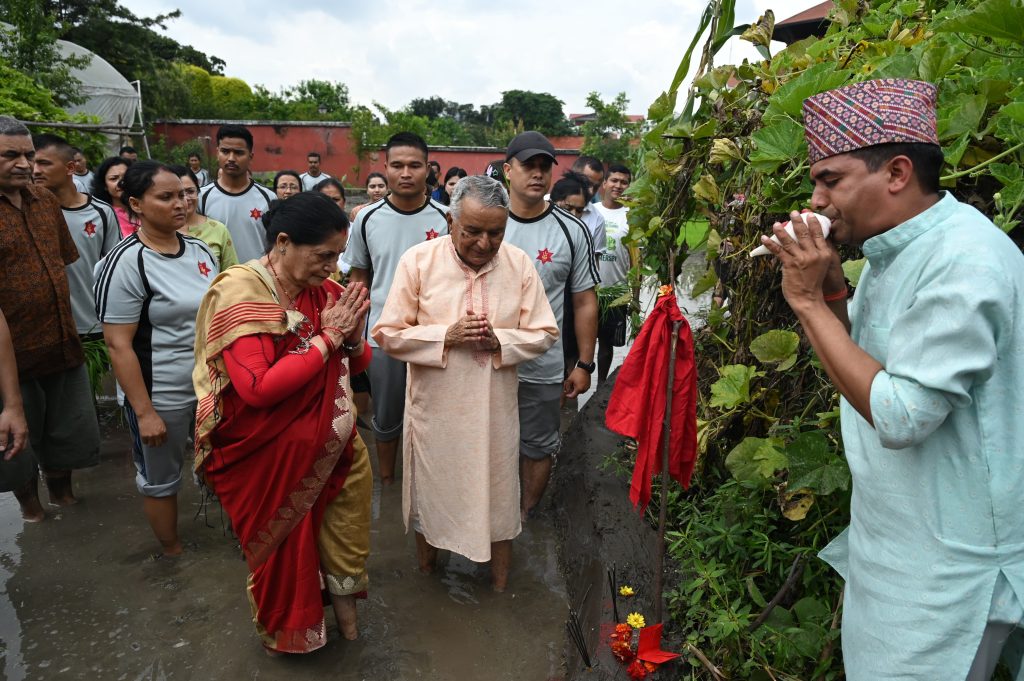 राष्ट्रपति पौडेल धान रोपाईँमा सहभागी