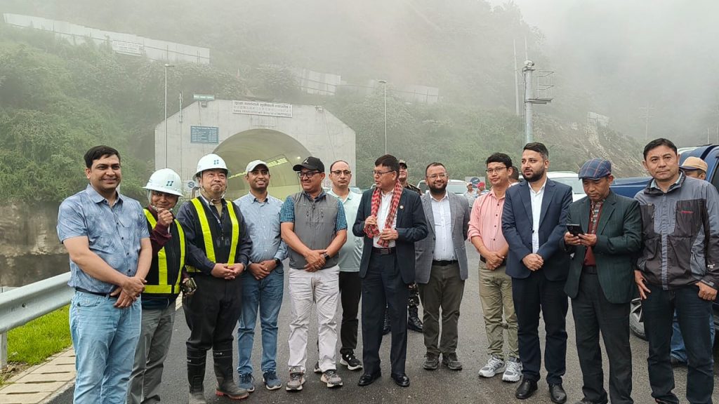 मन्त्री दहालद्वारा सुरुङ मार्ग निरीक्षण