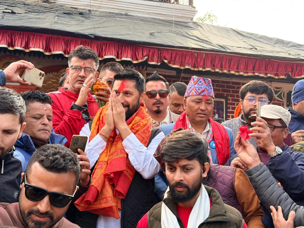 रवि लामिछानेको आक्रामक चुनावी दौड : खुट्टाको चोटसहित तीन दिनमा ९ जिल्लाको भ्रमण