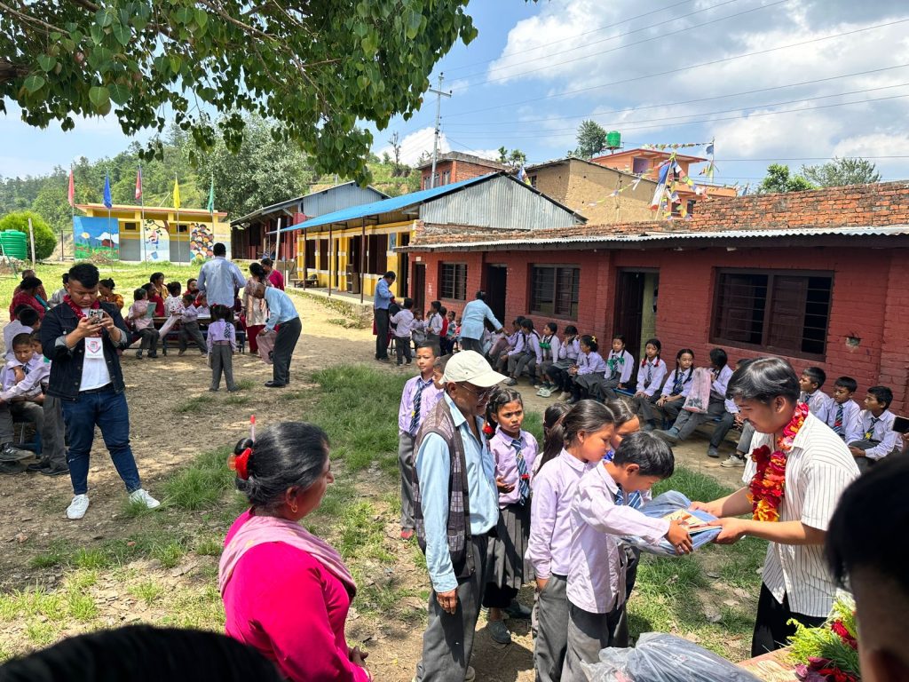 ‘BV विश्वकप परोपकारी सपना योजना’ अन्तर्गत विद्यार्थीलाई झोला र स्टेशनरी वितरण