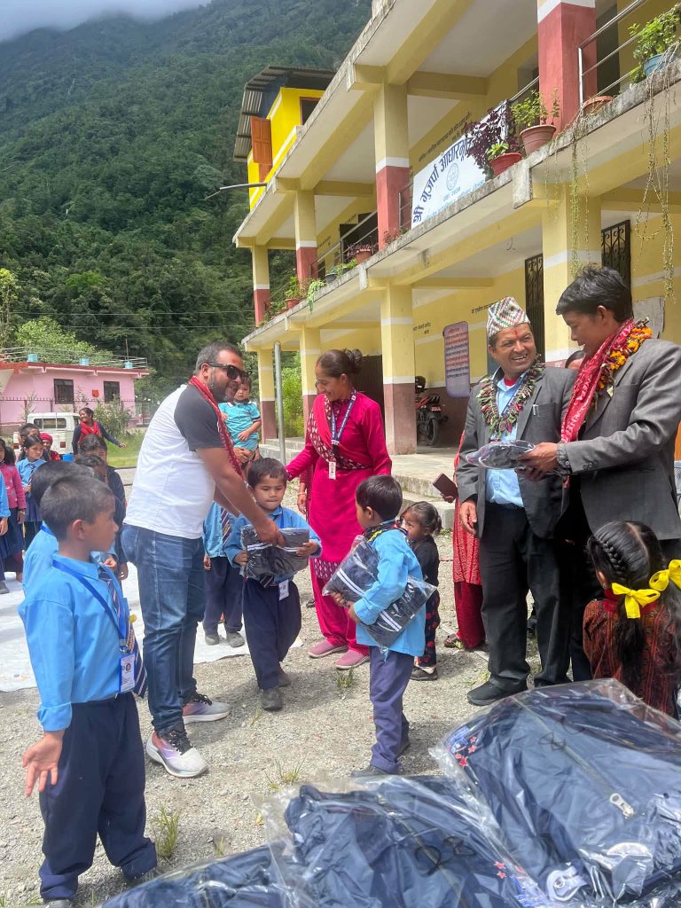 दुर्गम क्षेत्र लापिलाङको विद्यालयका बिद्यार्थीलाई पोशाक र स्टेशनरी सहयोग